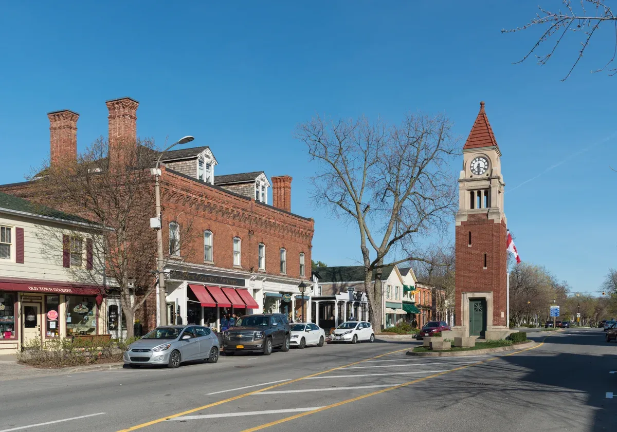 Queen Street in Niagara-on-the-Lake on a Niagara Falls tour from Toronto